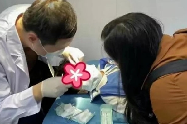 Gần 60 tuổi vẫn đi làm thuê giúp quý tử trả nợ mua nhà, vợ chồng già bật khóc vì dạy con sai cách, mãi không thể tự chủ kinh tế-4