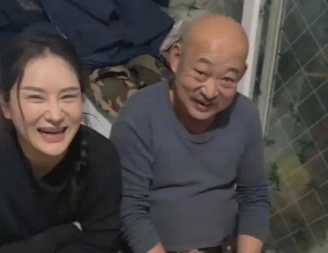 Dẫn bạn trai đang nợ nần chồng chất về ra mắt, hành động của bố khiến cô gái rơi nước mắt-1