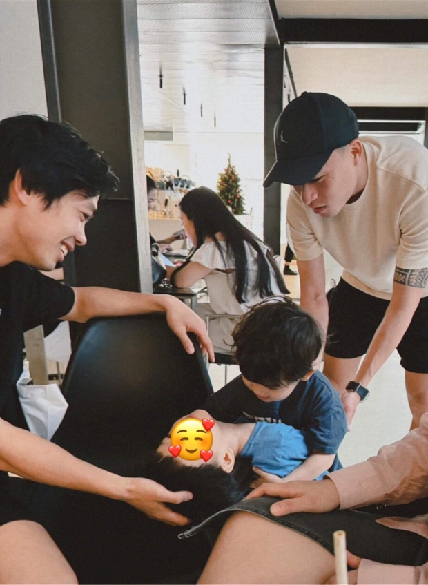 Lộ ảnh hiếm hoi của nhóc tỳ nhà Công Phượng - Viên Minh khi cùng chàng cầu thủ về hội quân với đội tuyển Việt Nam-2