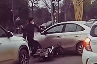 Clip: Va chạm, người đàn ông cởi mũ bảo hiểm đập vỡ kính xe ô tô