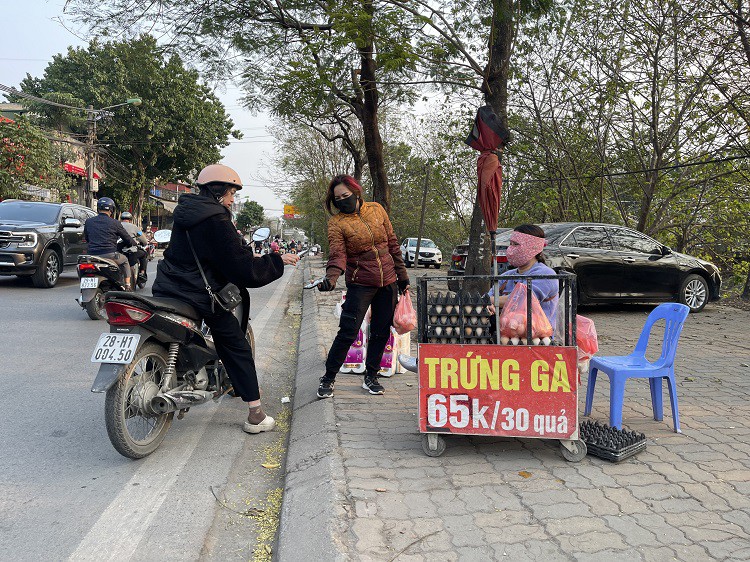 Bất ngờ khắp nơi rao bán trứng với giá siêu rẻ”, người nuôi gà đẻ nói gì?-3