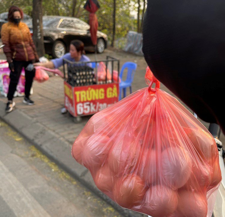 Bất ngờ khắp nơi rao bán trứng với giá siêu rẻ”, người nuôi gà đẻ nói gì?-4