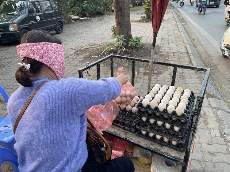 Bất ngờ khắp nơi rao bán trứng với giá siêu rẻ”, người nuôi gà đẻ nói gì?-5