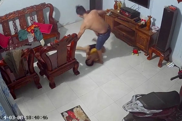 Vụ bạo hành con riêng dã man: Cha dượng có thể bị xử lý thế nào?-1
