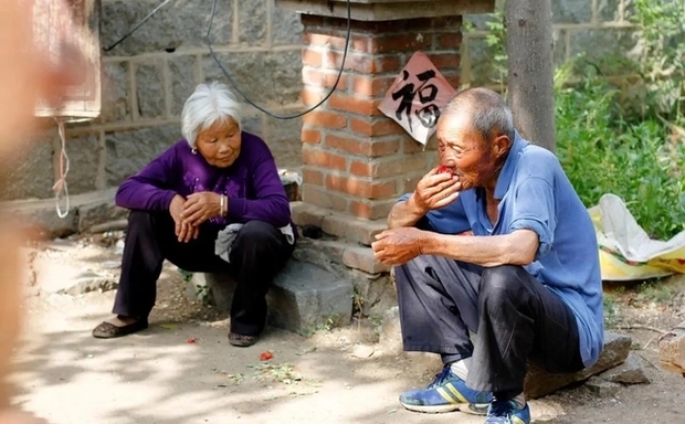 Gần 60 tuổi vẫn đi làm thuê giúp quý tử trả nợ mua nhà, vợ chồng già bật khóc vì dạy con sai cách, mãi không thể tự chủ kinh tế-1