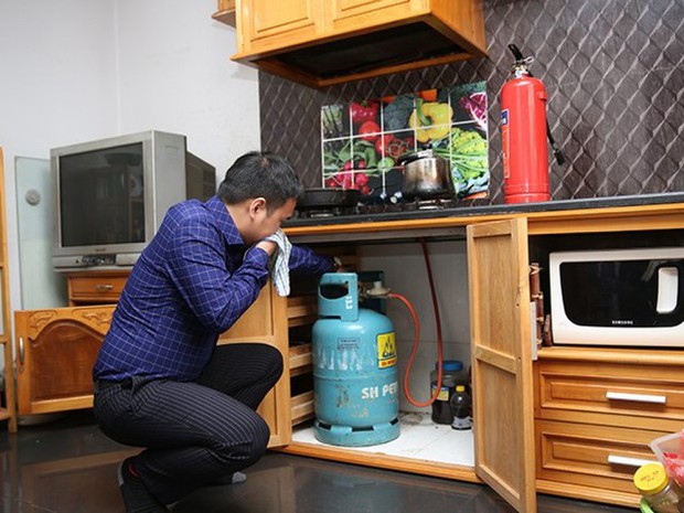 Nghe thấy tiếng nổ, cô gái chạy ra ngoài thấy cảnh tượng kinh hoàng: Từ loại bình nhiều nhà đang dùng!-5