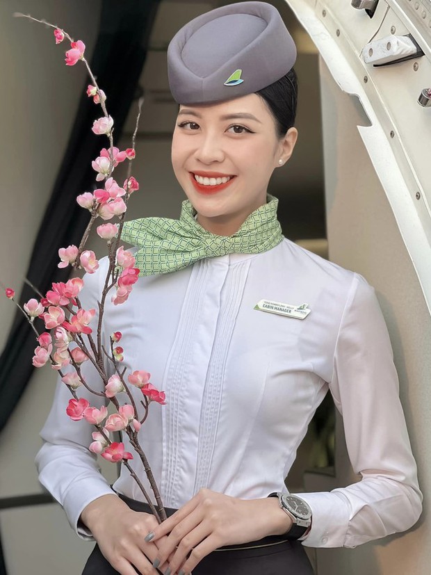 Cô gái Đắk Lắk là tiếp viên trưởng trẻ nhất hãng bay, tiết lộ thu nhập không như nhiều người nghĩ-1