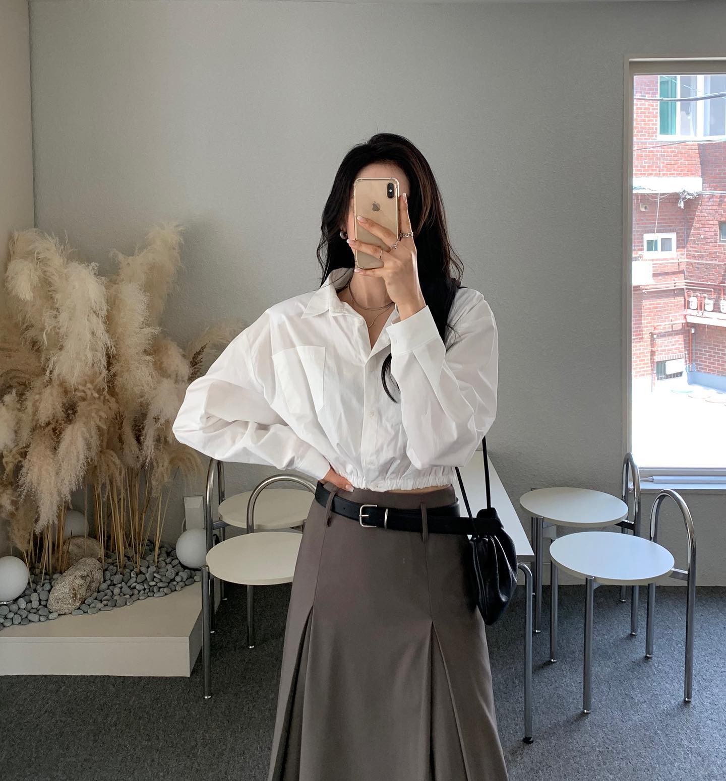 4 kiểu áo sơ mi sáng màu nên sắm để trông trẻ trung hơn tuổi-1