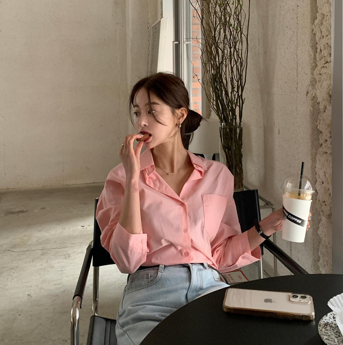 4 kiểu áo sơ mi sáng màu nên sắm để trông trẻ trung hơn tuổi-10