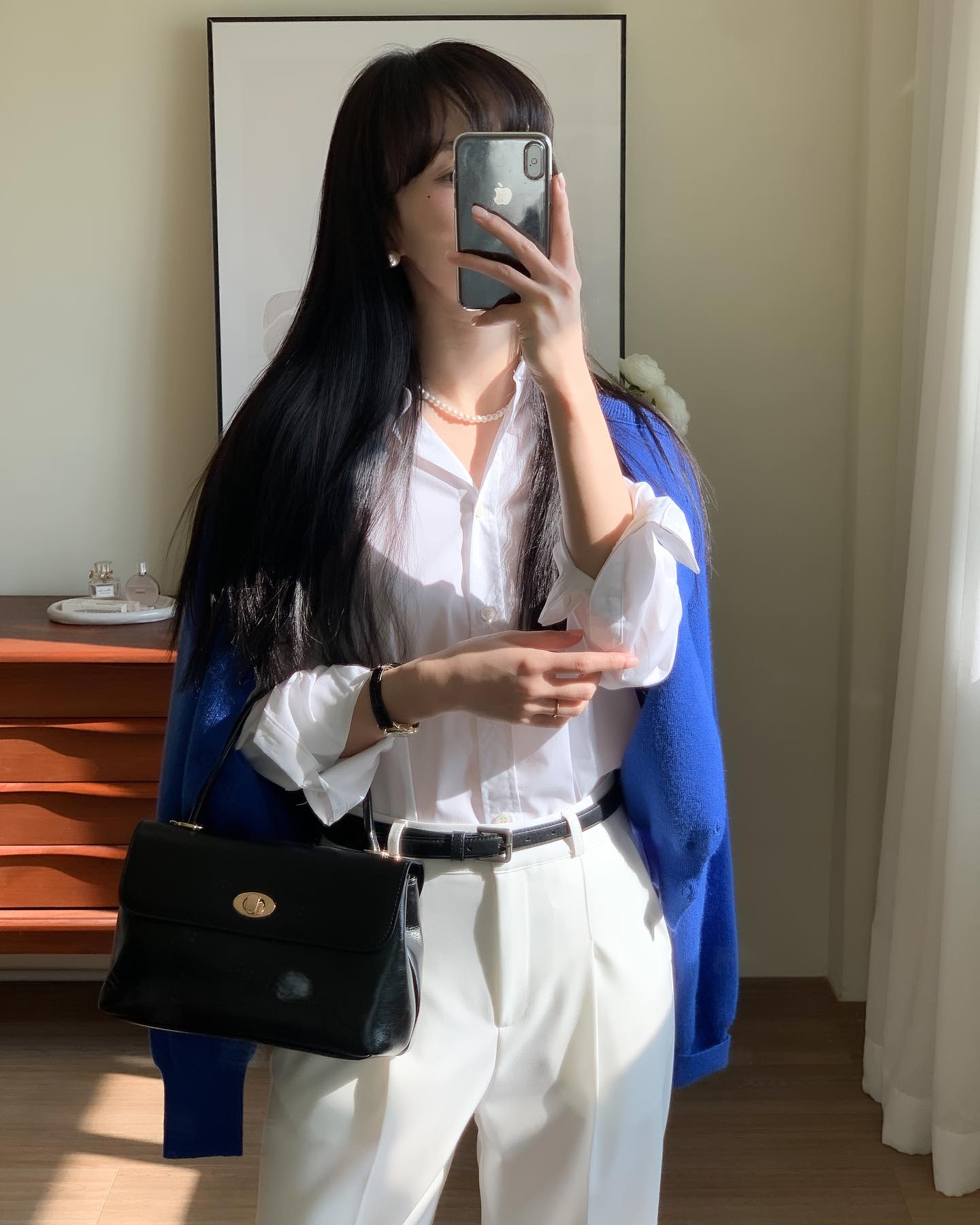 4 kiểu áo sơ mi sáng màu nên sắm để trông trẻ trung hơn tuổi-2