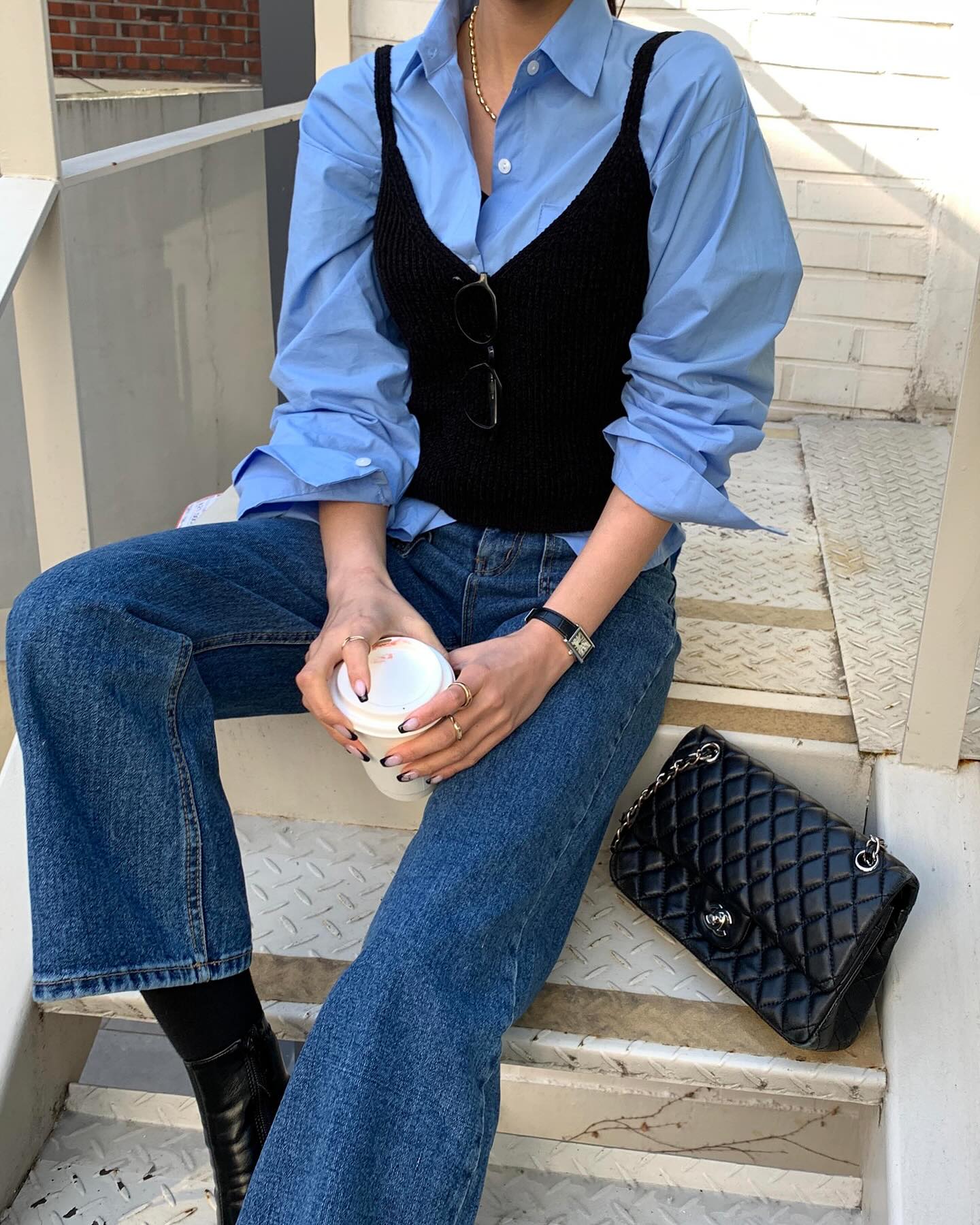 4 kiểu áo sơ mi sáng màu nên sắm để trông trẻ trung hơn tuổi-3