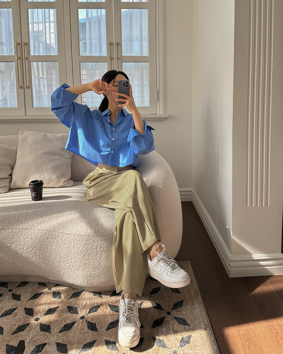 4 kiểu áo sơ mi sáng màu nên sắm để trông trẻ trung hơn tuổi-4