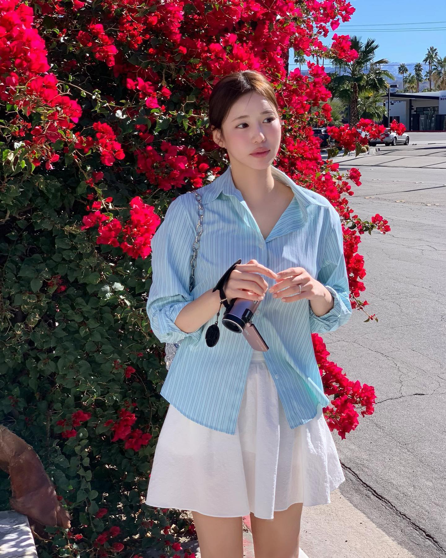 4 kiểu áo sơ mi sáng màu nên sắm để trông trẻ trung hơn tuổi-5