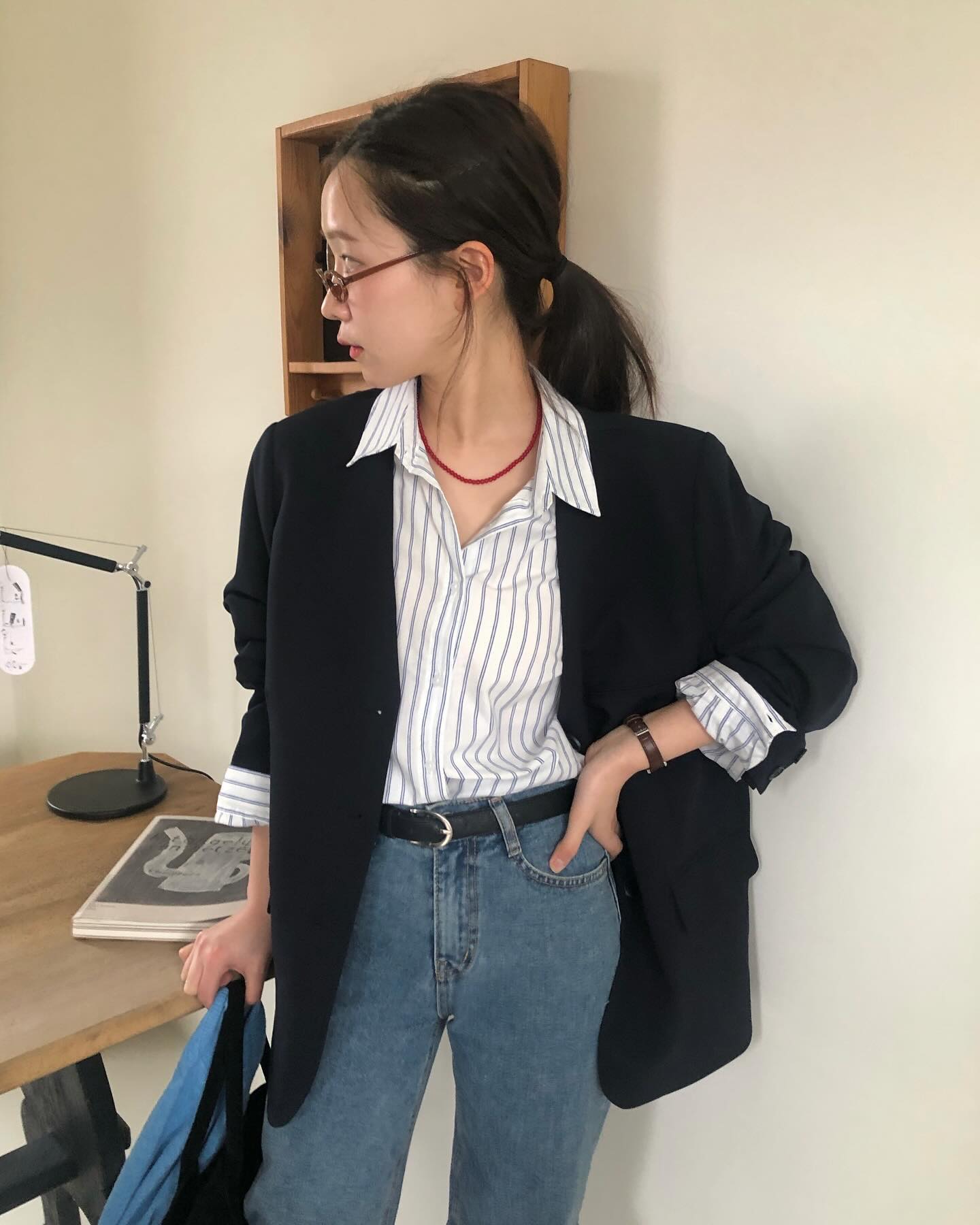 4 kiểu áo sơ mi sáng màu nên sắm để trông trẻ trung hơn tuổi-6