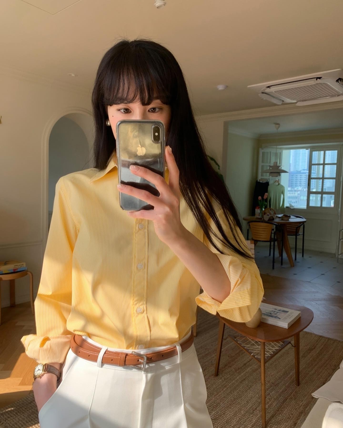 4 kiểu áo sơ mi sáng màu nên sắm để trông trẻ trung hơn tuổi-7