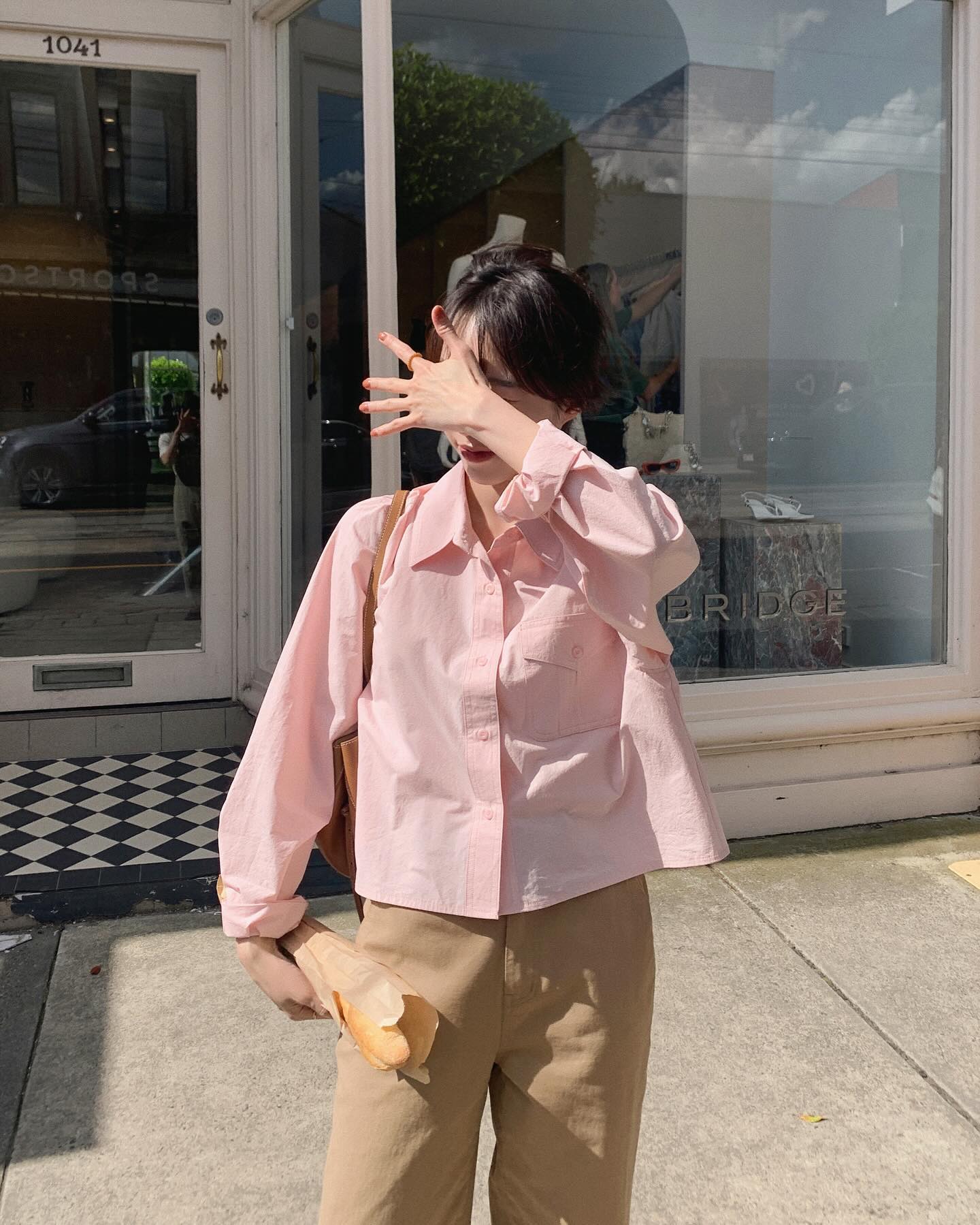 4 kiểu áo sơ mi sáng màu nên sắm để trông trẻ trung hơn tuổi-8