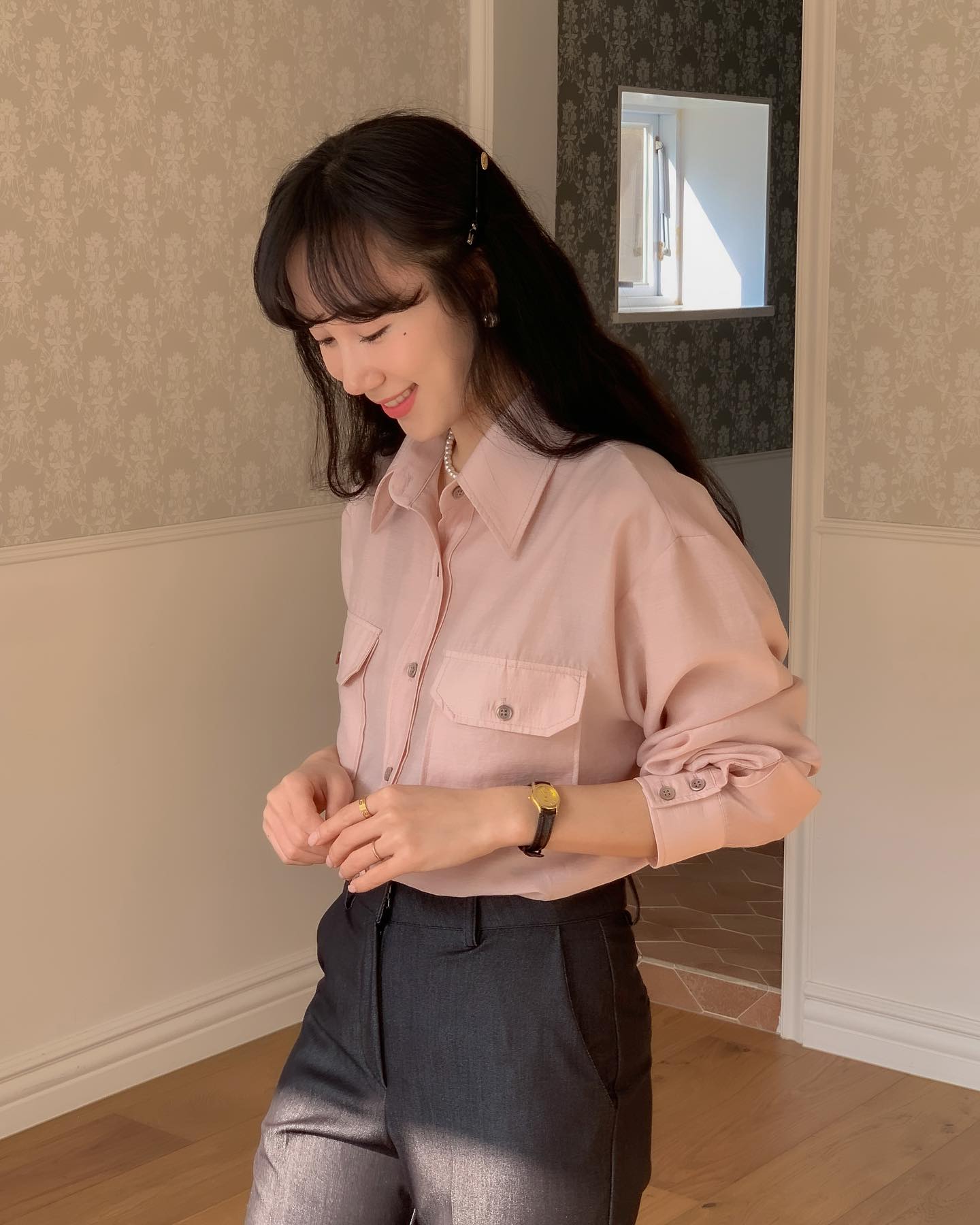 4 kiểu áo sơ mi sáng màu nên sắm để trông trẻ trung hơn tuổi-9