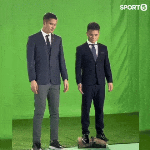 Quang Hải diện vest bảnh bao chụp ảnh cưới cùng Chu Thanh Huyền nhưng dân tình chỉ chú ý đến cách chú rể hack chiều cao-2