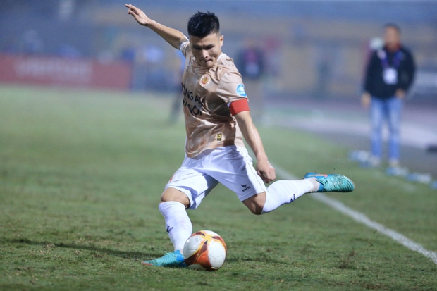 Quang Hải buồn bã vì một điều ngay trước thềm đám cưới, lặng lẽ rời sân không có Chu Thanh Huyền đến đón-7