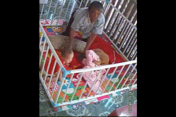 Clip: Bị ô tô đâm trúng, nam thanh niên nhảy khỏi xe máy bỏ chạy-1