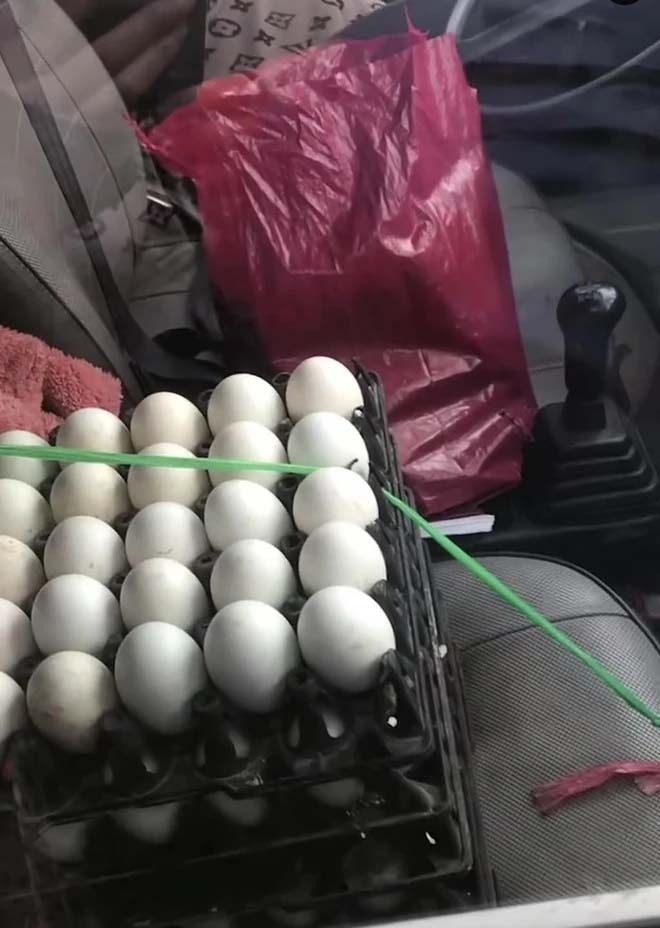 Hà Nội: Cô bán trứng bất ngờ được ném nhầm bọc tiền hơn 1 tỷ vào xe-2