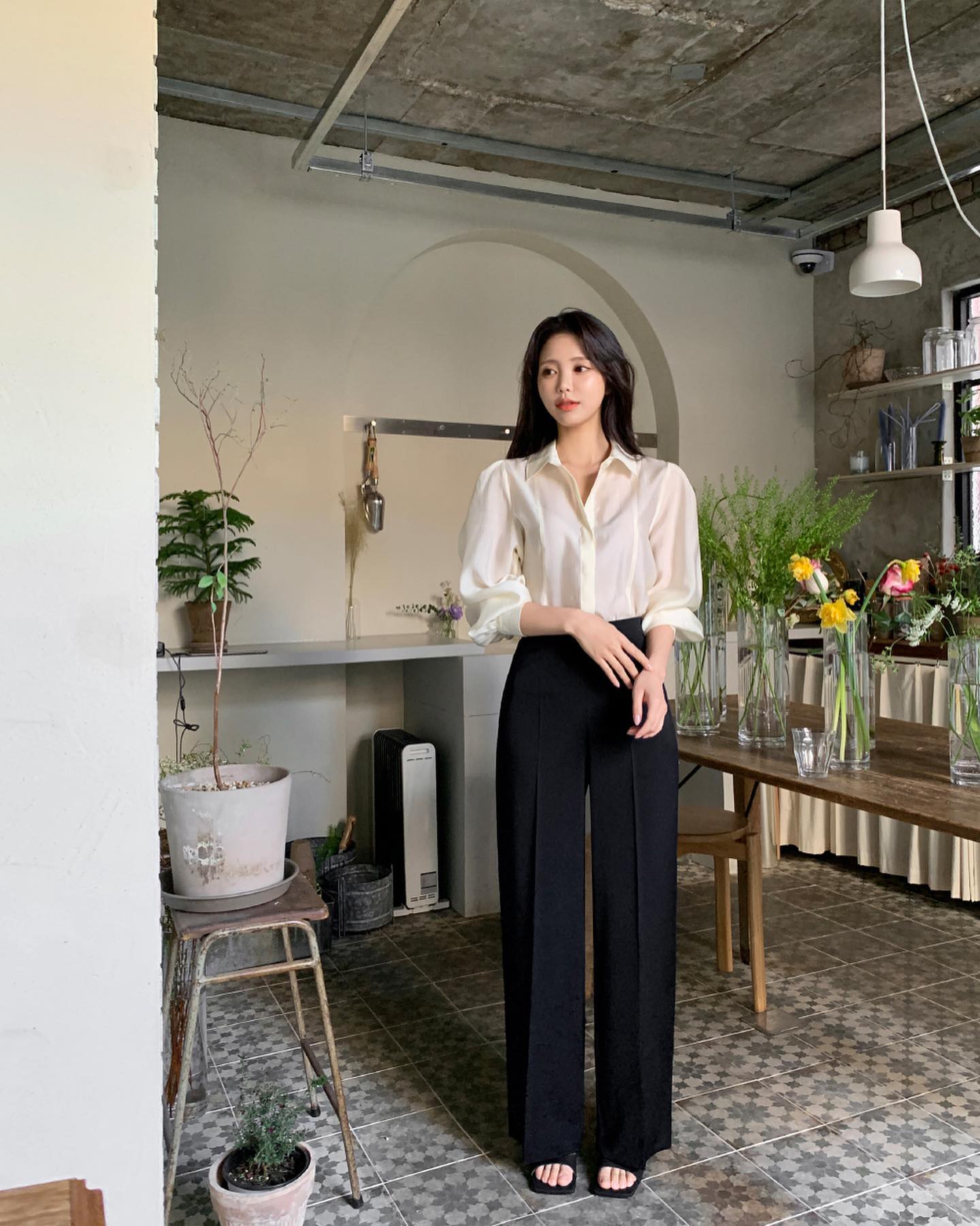 Đến tiểu thư nhà tài phiệt Kim Ji Won cũng mê công thức áo sơ mi và quần âu đơn giản mà sang-3