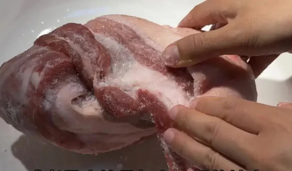 Đừng ngâm thịt trong nước khi rã đông: Đầu bếp khách sạn chỉ 1 mẹo nhỏ rã đông sau 5 phút và trông như thịt mới mua-2