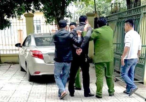 Thanh niên dùng mũ bảo hiểm đập vỡ kính ô tô sau va chạm giao thông là cán bộ hải quan-1