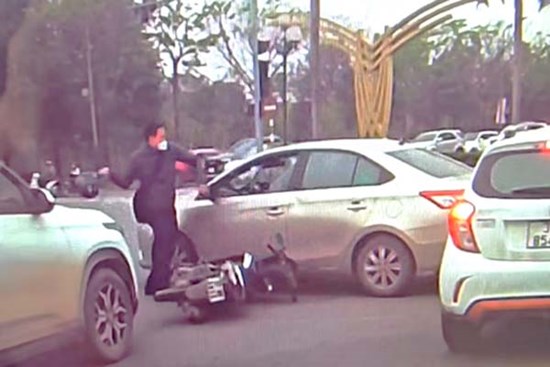 Thanh niên dùng mũ bảo hiểm đập vỡ kính ô tô sau va chạm giao thông là cán bộ hải quan