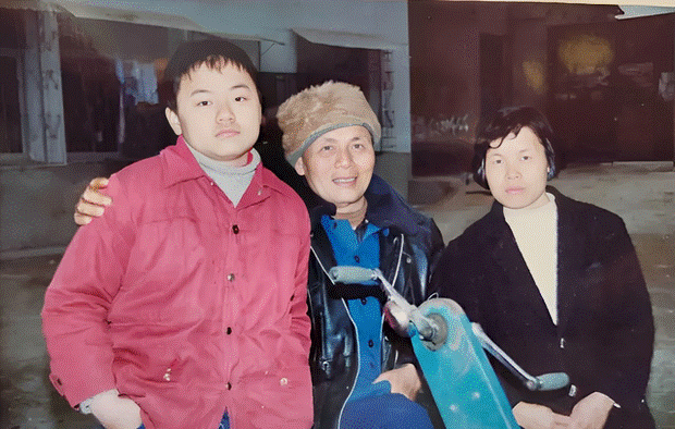 Thần đồng phương Đông 13 tuổi đỗ đại học, 17 tuổi bị trường đuổi rồi qua đời vì bạo bệnh: Hai chữ thất bại đeo bám chỉ vì không biết tự chăm sóc bản thân, ăn cơm cũng cần mẹ đút-1