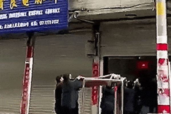 Khoảnh khắc người dân cứu đứa trẻ rơi xuống khỏi tòa nhà đang cháy