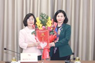 Phó Bí thư Thường trực Thành ủy Nguyễn Thị Tuyến trao quyết định công tác cán bộ tại Đảng bộ Khối các trường Đại học, Cao đẳng Hà Nội