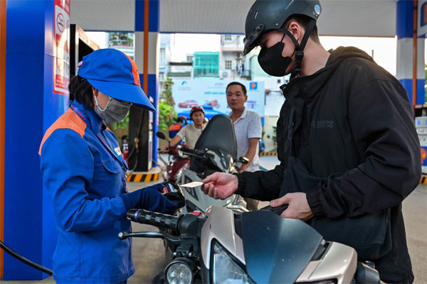 Giá xăng giảm 10-20 đồng/lít-1