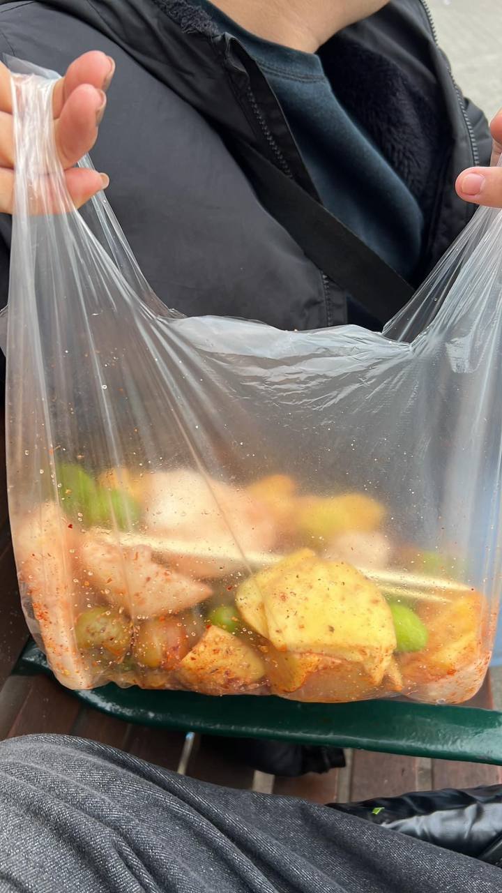 Túi hoa quả lèo tèo giá 420 nghìn ở bờ hồ khiến cô gái sốc nặng, dân mạng tranh cãi: Thời đại nào rồi còn không hỏi giá trước?-2