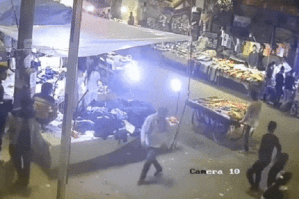 Clip: Taxi cán trúng 15 người trong chợ, dân đập kính xe bắt tài xế