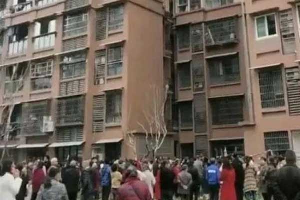 Bà nội, bà ngoại mải đánh bài, cậu bé Trung Quốc rơi từ tầng cao xuống, tử vong-1