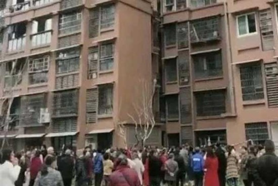 Bà nội, bà ngoại mải đánh bài, cậu bé Trung Quốc rơi từ tầng cao xuống, tử vong