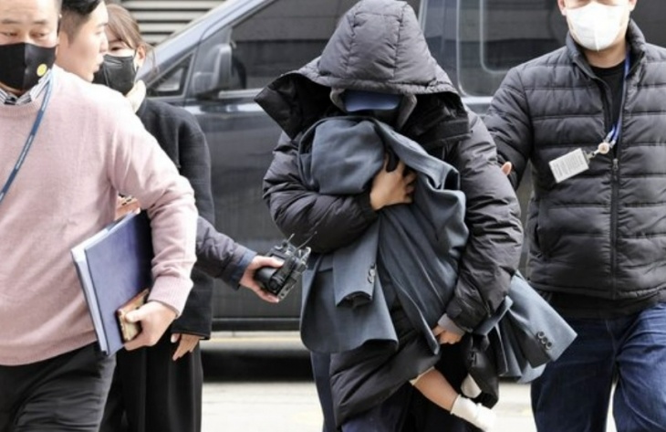 Nữ quản lý quán bar tống tiền Lee Sun Kyun bị xét xử-1