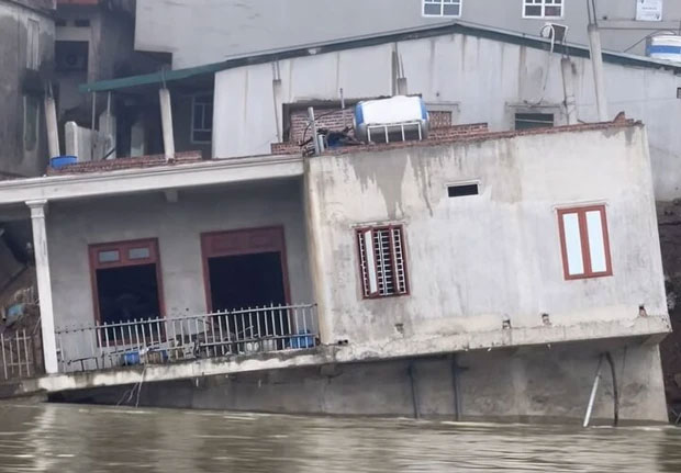 Sạt lở bờ sông Cầu ở Bắc Ninh, một căn nhà bị nhấn chìm-1