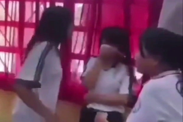 Nữ sinh lớp 6 đánh bạn dã man ngay tại lớp học vì hỏng son môi-1