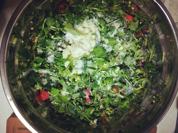 1 đống thuốc bổ không bằng 1 nắm rau mùi: 3 món ăn dễ làm từ rau mùi giúp bạn chống lại bệnh tật và thêm ngon miệng-8