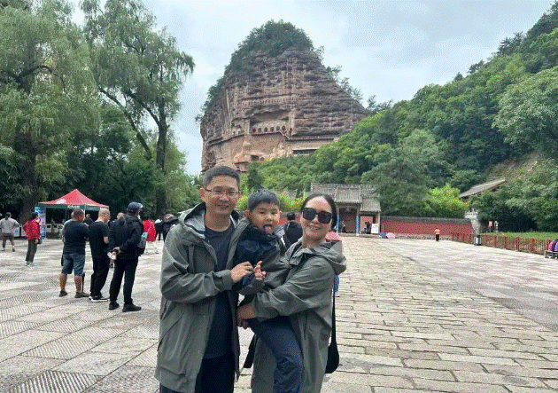 Vì câu nói của con trai, bố mẹ bán nhà và ô tô, đưa con đi khắp thế giới: Con tôi tưởng thành phố nơi nó sống là đẹp nhất!-1