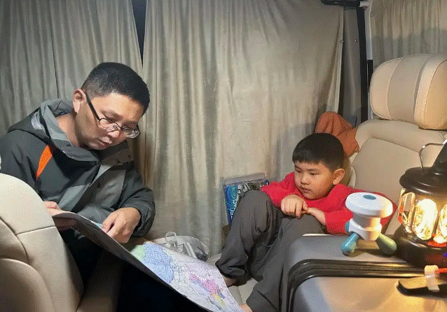 Vì câu nói của con trai, bố mẹ bán nhà và ô tô, đưa con đi khắp thế giới: Con tôi tưởng thành phố nơi nó sống là đẹp nhất!-2