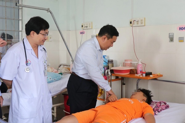 Bộ Y tế: Khẩn tìm nguyên nhân vụ ngộ độc cơm gà ở Nha Trang-1