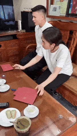 Lộ thiệp cưới của Quang Hải và Chu Thanh Huyền, mời bao nhiêu khách mà chị dâu chỉ ăn với viết thiệp hồng giúp em chồng và em dâu?-1