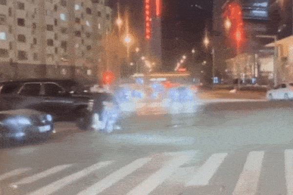 Clip: Bị ô tô đâm trúng, nam thanh niên nhảy khỏi xe máy bỏ chạy