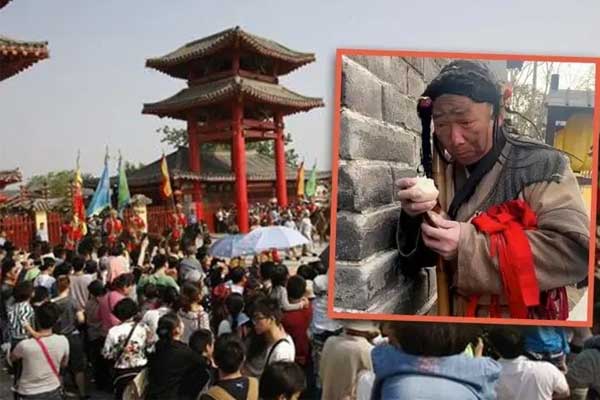 Bị hướng dẫn viên nhốt trong cửa hàng ép mua, 37 du khách chơi lầy để trả đũa-2