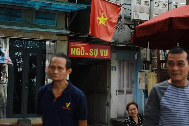 NGÕ không SỢ VỢ bất ngờ gỡ biển, chị em phụ nữ trong ngõ xác thực: Ở đây ai cũng yêu vợ hết!-1