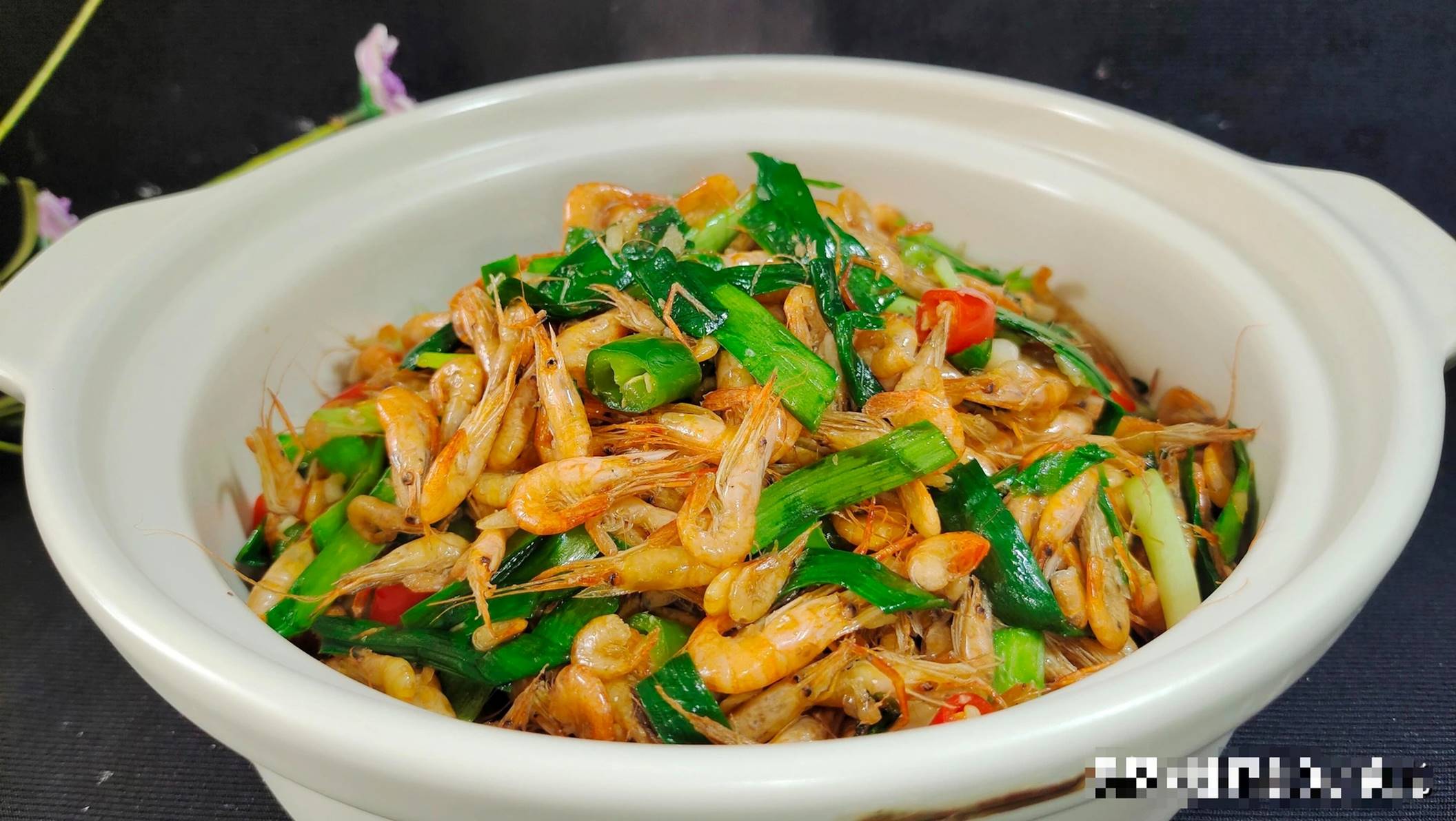 Loại thịt ăn cả vỏ, có canxi cao gấp 3 lần sữa, xào một đĩa với rau hẹ vô cùng thơm ngon, hấp dẫn-3