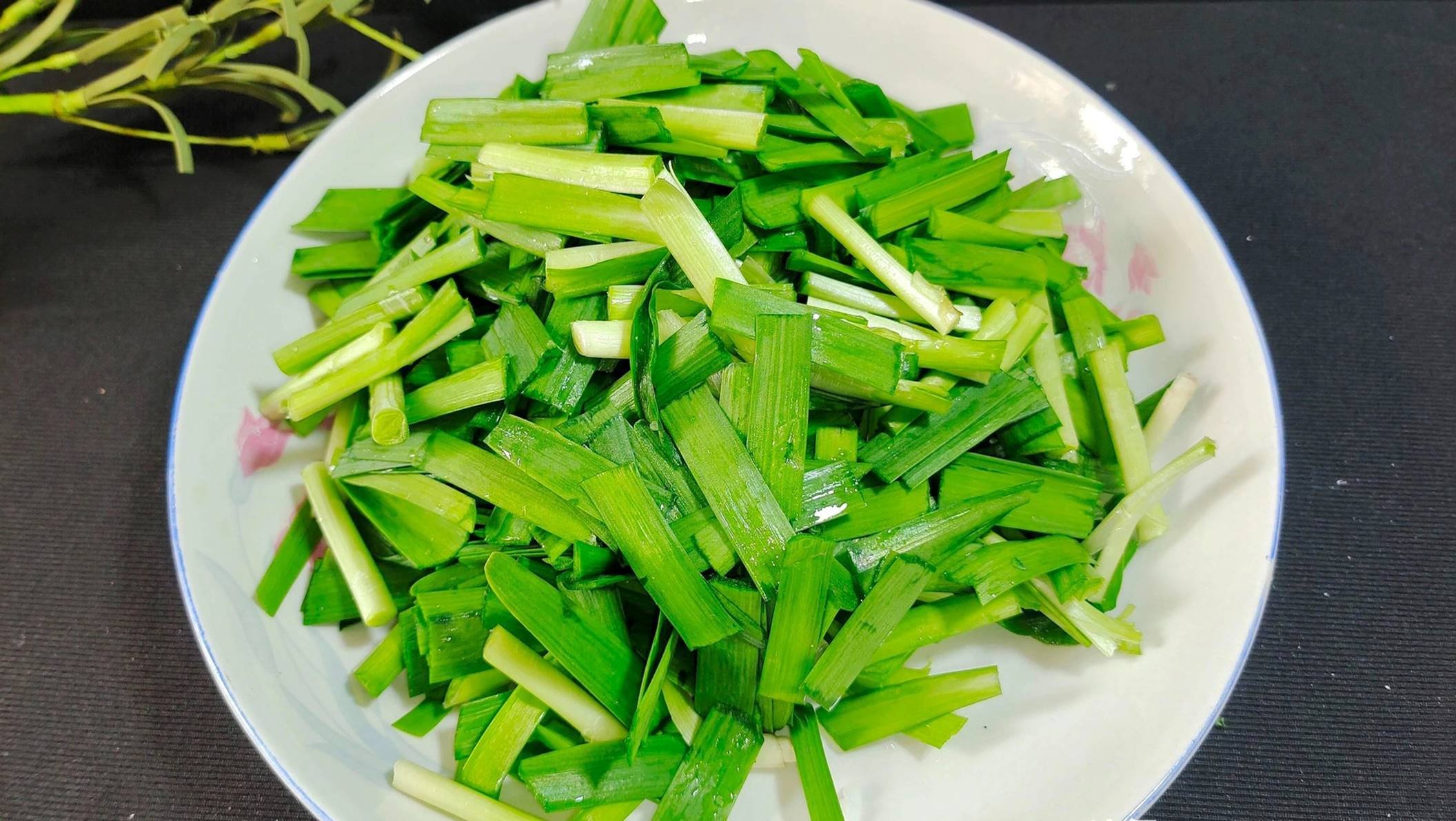 Loại thịt ăn cả vỏ, có canxi cao gấp 3 lần sữa, xào một đĩa với rau hẹ vô cùng thơm ngon, hấp dẫn-4